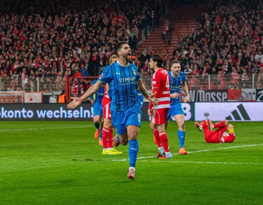 Soccer, Men, Season 2025 2026, 1 Bundesliga 12 Matchday , 1 FC Union Berlin 1 FC Heidenheim, Stefan Schimmer Heidenheim , Cheering after goal to 1 1, 29 11 2025, Copyright: xSebastianxRäppold MatthiasxKochx