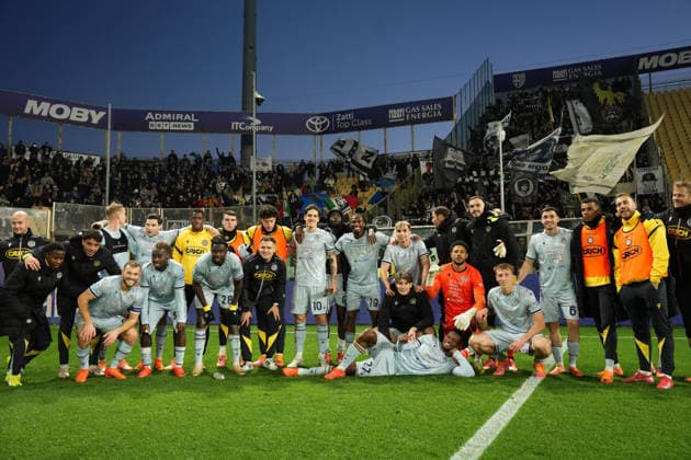 Udinese s Nicolo Zaniolo Panini Player of the match and the players of Udinese celebrate for the victory at the end of the Serie A soccer match between Parma and Udinese at Ennio Tardini Stadium in Parma, North Italy, Saturday, November 29, 2025. Soccer  Copyright: xMassimoxPaolone LaPressex