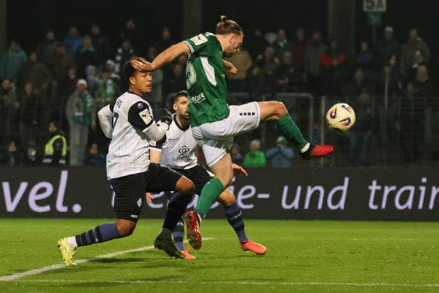 29 11 2025, Football, Men, 16 Matchday Third League Season 2025 2026 3 League FC Schweinfurt 05 SV Waldhof Mannheim From left Samuel Abifade Waldhof Mannheim, 17 vs Manuel Wintzheimer FC Schweinfurt 05, 25 Schweinfurt Riedel Bau Arena im Sachs Stadio Bayern Unterfranken Germany