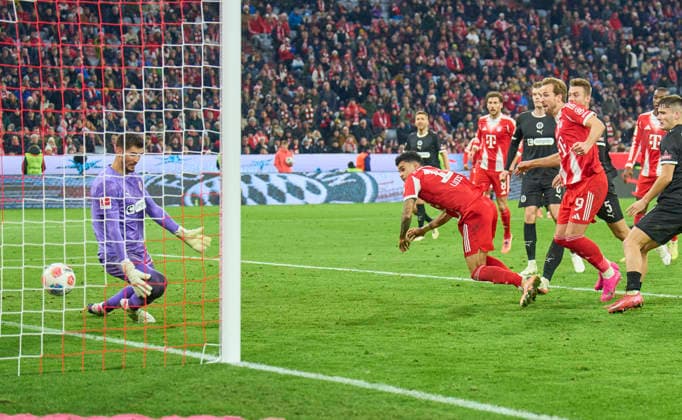 Luis Fernando Diaz of FC Bayern München scores, shoots goal , Tor, Treffer, Torschuss, 2-1 in the match FC BAYERN MÜNCHEN - FC ST. PAULI on November 29, 2025 at Allianz Arena München, Germany. Season 2026 2026, 1.Bundesliga, FCB, matchday 12,