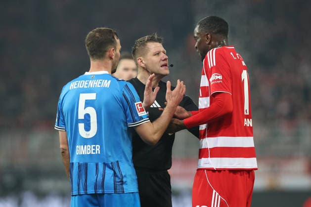 29 11 2025, xtgx, Soccer 1 Bundesliga, 1 FC Union Berlin 1 FC Heidenheim emspor, v l Benedikt Gimber Heidenheim, 5 , referee, referee Patrick Ittrich, Ilyas Ansah Union Berlin, 10 Complains, complains, complains DFL DFB REGULATIONS PROHIBIT ANY USE OF PHOTOGRAPHS AS IMAGE SEQUENCES AND OR QUASI VIDEO Berlin