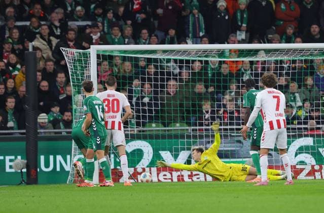 GER, 1 FBL SV Werder Bremen vs 1 FC Koeln 29 11 2025, wohninvest Weserstadion, Bremen, GER, 1 FBL SV Werder Bremen vs 1 FC Koeln in picture picture shows goal to 1 1 goal scorer goal scorer Said El Mala 1 FC Koeln 13 nict in picture scores to 1 1 into the goal from goalkeeper Mio Backhaus SV Werder Bremen 30 nordphotoxGmbHx xTauchnitz nph00059