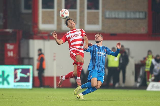 29 11 2025, xtgx, Football 1 Bundesliga, 1 FC Union Berlin 1 FC Heidenheim emspor, v l Woo Yeong Jeong Union Berlin, 11 , Arijon Ibrahimovic Heidenheim, 22 duel, duel, fight, tackle DFL DFB REGULATIONS PROHIBIT ANY USE OF PHOTOGRAPHS as IMAGE SEQUENCES and or QUASI VIDEO Berlin