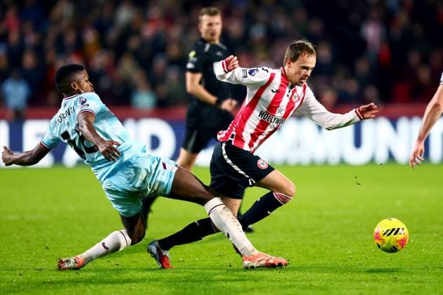 Florentino Luis of Burnley and Mikkel Damsgaard of Brentford. Brentford v Burnley, Premier League, Football, Gtech Community Stadium, London, UK - 29 Nov 2025London Gtech Community Stadium United Kingdom EDITORIAL USE ONLY No use with unauthorised audio, video, data, fixture lists, club league logos or live services. Online in-match use limited to 120 images, no video emulation. No use in betting, games or single club league player publications. Copyright: xJamesxMarsh Shutterstockx 15941569at
