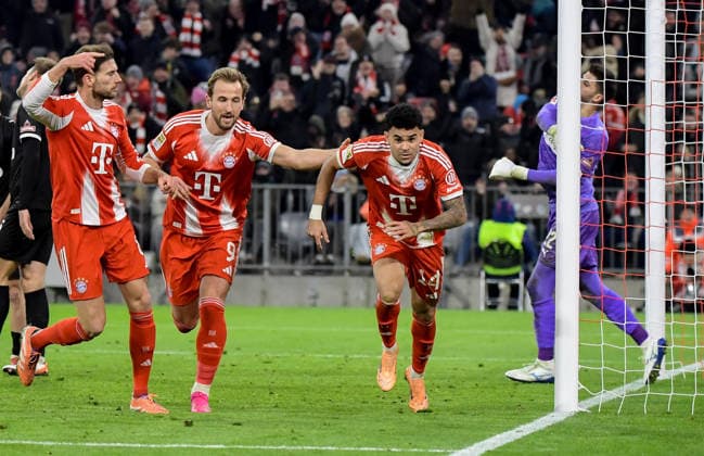 29 11 2025, xemx, Fussball 1 Bundesliga, FC Bayern Muenchen FC St Pauli v l Luis Diaz FC Bayern Muenchen Jubel, Torjubel, celebrate the goal, jubiliert über das Tor zum 2 1 DFL DFB REGULATIONS PROHIBIT ANY USE OF PHOTOGRAPHS as IMAGE SEQUENCES and or QUASI VIDEO Muenchen