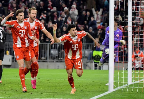 29 11 2025, xemx, Fussball 1 Bundesliga, FC Bayern Muenchen FC St Pauli v l Luis Diaz FC Bayern Muenchen Jubel, Torjubel, celebrate the goal, jubiliert über das Tor zum 2 1 DFL DFB REGULATIONS PROHIBIT ANY USE OF PHOTOGRAPHS as IMAGE SEQUENCES and or QUASI VIDEO Muenchen