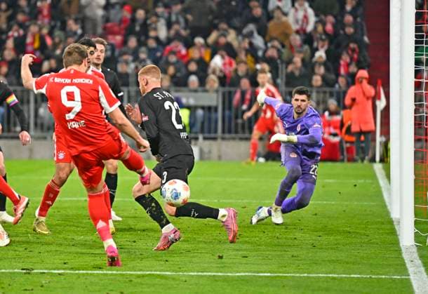 29 11 2025, Soccer Bundesliga 2025 2026, Matchday 12, FC Bayern Munich FC St Pauli, at the Allianz Arena Munich, Harry Kane FC Bayern Munich vs. goalkeeper Nikola Vasilj FC St Pauli DFL and DFB regulations prohibit any use of photographs as image sequences and or quasi video
