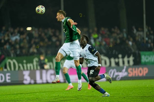 Football 3 Liga, Final Match 1, 1 FC Schweinfurt 05 SV Waldhof Mannheim on 29 11 2025 in Schweinfurt Sachs Stadion , Germany, Season 2025 2026 DFB DFL REGULATIONS PROHIBIT ANY USE OF PHOTOGRAPHS as IMAGE SEQUENCES and or QUASI VIDEO Thomas Meißner 8, S05 clears the ball in front of Kennedy Okpala 32, SVWM Schweinfurt Sachs Stadion Germany Copyright: xChristophxKinzingerx