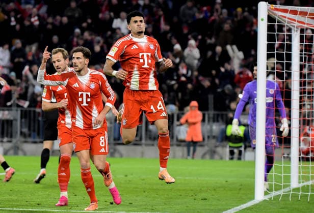 29 11 2025, xemx, Fussball 1 Bundesliga, FC Bayern Muenchen FC St Pauli v l Luis Diaz FC Bayern Muenchen Jubel, Torjubel, celebrate the goal, jubiliert über das Tor zum 2 1 DFL DFB REGULATIONS PROHIBIT ANY USE OF PHOTOGRAPHS as IMAGE SEQUENCES and or QUASI VIDEO Muenchen