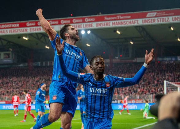 Soccer, Men, Season 2025 2026, 1 Bundesliga 12 Matchday , 1 FC Union Berlin 1 FC Heidenheim, v l Stefan Schimmer Heidenheim , Omar Traore Heidenheim , Cheering after goal to 1 1, 29 11 2025, Copyright: xSebastianxRäppold MatthiasxKochx