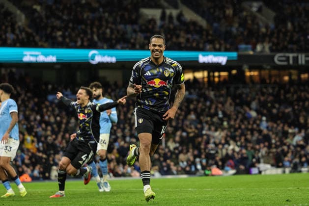 Premier League Manchester City v Leeds United Lukas Nmecha of Leeds United scores to make it 2-2 during the Premier League match Manchester City vs Leeds United at Etihad Stadium, Manchester, United Kingdom, 29th November 2025 (Photo by Mark Cosgrove News Images) Manchester Etihad Stadium Manchester United, ManU Kingdom Copyright: xMarkxCosgrove NewsxImagesx