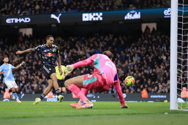 Fußball Premier League Manchester United gegen Leeds United 29. November 2025 Premier League Manchester City gegen Leeds United Lukas Nmecha von Leeds United erzielt das 2. Tor Foto Simon Stacpoole Abseits Manchester UK  Copyright: xSimonxStacpoolexOffside