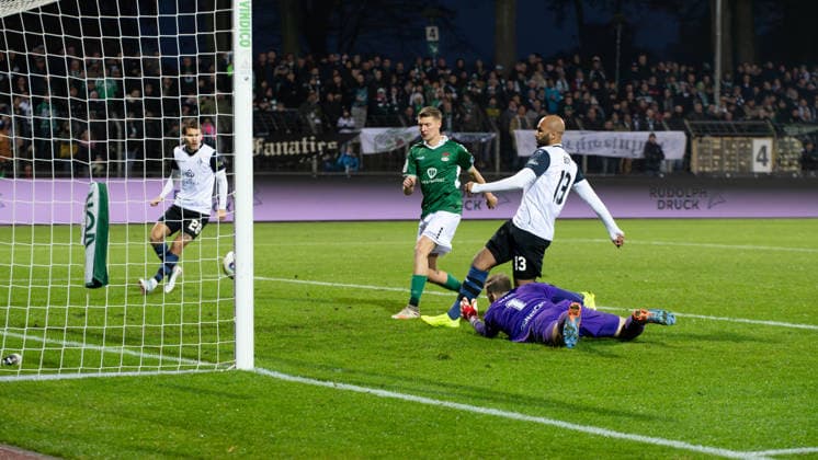 -1. FC 1905 Schweinfurt vs. SV Waldhof Mannheim, Sachs-Stadion Football, 3. Liga -1. FC 1905 Schweinfurt vs. SV Waldhof Mannheim 29 Nov 2025 Sachs-Stadion , Schweinfurt, Germany Image: GK Toni Stahl (Schweinfurt) unable to block the shot from Terrence Boyd (SV Waldhof Mannheim) goal 0:1 for Mannheim. DFL REGULATIONS PROHIBIT ANY USE OF PHOTOGRAPHS AS IMAGE SEQUENCES AND OR QUASI-VIDEO Schweinfurt Sachs-Stadion Bayern Germany Copyright: xPresseFotoxEvansx