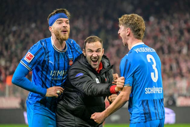 in the picture from l Julian Niehues FCH, 16 , XXX, Jan Schoeppner FCH, 03 , Heidenheim wins with 1 2 away, joy, jubilation, victory,goal, hit, jubilation, goal celebration, joy, enthusiasm, celebrating, celebreting the goal, joy, jubilation, cheering, GER, Berlin, 1 FC Union Berlin vs 1 FC Heidenheim 1846, 1 Bundesliga, Football, DFB, Season 2025 2026, Alte Foersterei, Matchday 12, DFB DFL REGULATIONS PROHIBIT ANY USE OF PHOTOGRAPHS AS IMAGE SEQUENCES AND OR QUASI VIDEO, 29 11 25, Copyright: HMBxMedia UwexKoch