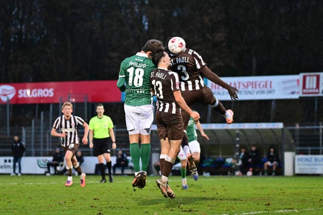 Soccer I Men I Season 2025 2026 I Regionalliga Nord I 21 Matchday I FC St Pauli II VfB Lübeck I 29 11 2025 Nemo Philipp 18, VfB Lübeck Julius Grunwald 13, FC St Pauli II Muhammad Dahaba 3, FC St Pauli II Norderstedt Edmund Plambeck Stadion, Ochsenzoller Str 58 22848 Norderstedt Schleswig Holstein Germany Copyright: xLobeca FelixxSchlikisx