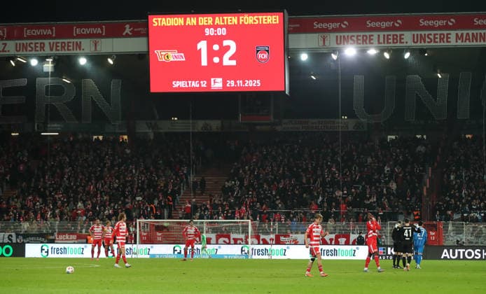 Scoreboard with final score 1 2, Union team disappointed after end of match Disappointment Sport Football Soccer Bundesliga Men DFL 12 Matchday Season 2025 2026 29 11 2025 1 FC Union Berlin FCU vs 1 FC Heidenheim FCH DFL regulations prohibit any use of photographs as image sequences and or quasi video