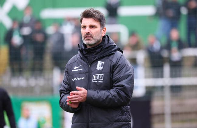 Leipzig, 29 11 2025, Alfred Kunze Sportpark, Regionalliga Nordost , BSG CHEMIE LEIPZIG vs FSV ZWICKAU , In the picture coach Adrian Alipour, Chemie Leipzig , Picture Point
