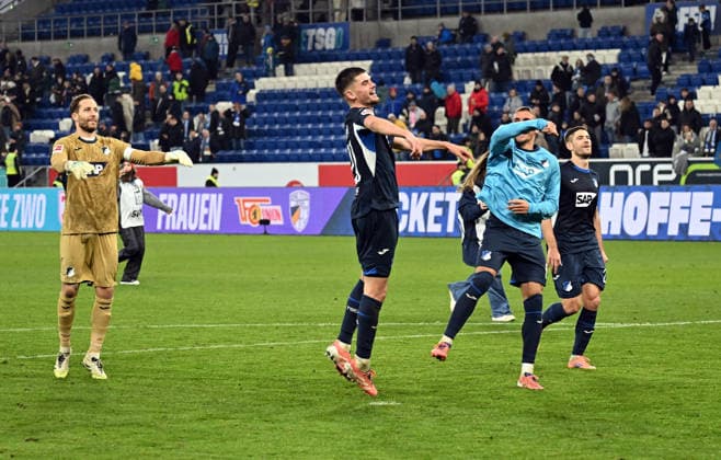 29 11 2025, xjhx, Soccer 1 Bundesliga, TSG 1899 Hoffenheim FC Augsburg v l Oliver Baumann 1899 Hoffenheim and team cheering after the end of the match DFL DFB REGULATIONS PROHIBIT ANY USE OF PHOTOGRAPHS as IMAGE SEQUENCES and or QUASI VIDEO Sinsheim