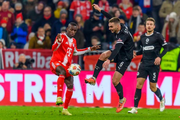 GER, DFB, FC Bayern Muenchen vs FC St Pauli 29 11 2025, Allianz Arena, Muenchen, GER, DFB, FC Bayern Muenchen vs FC St Pauli, in the picture Nicolas Jackson FCB 11 in a duel against James Sands St Pauli 6 nordphotoxGmbHx xStraubmeier nph00004