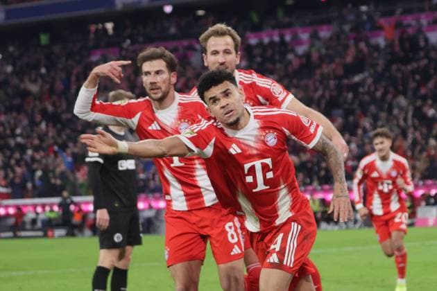 Bayerns goal scorer 14 LUIS DIAZ celebrates after scoring 2 1 in front of 8 Leon GORETZKA and 9 Harry KANE Football Muenchen St Pauli Football Bundesliga, FC Bayern München FC St Pauli Hamburg, Matchday 12, Season 2025 2026, on 29 11 2025 in Munich, A L L I A N Z A R E N A, Germany Source Copyright Credit Oryk HAIST xFRAUENFUSSBALL-BAYERN-PAULIx