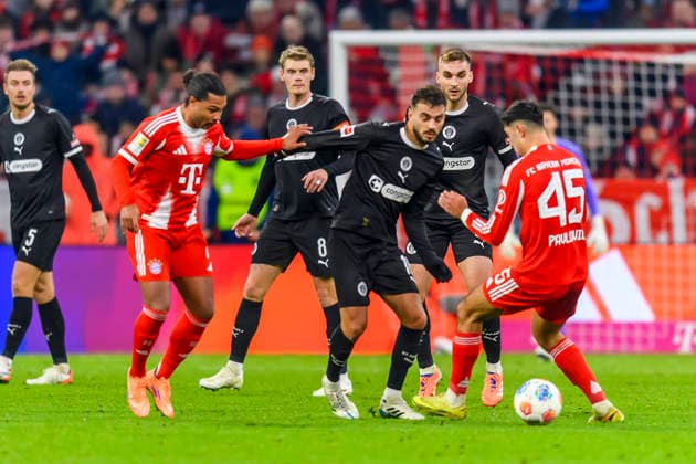 GER, DFB, FC Bayern Muenchen vs FC St Pauli 29 11 2025, Allianz Arena, Muenchen, GER, DFB, FC Bayern Muenchen vs FC St Pauli, pictured Serge Gnabry FCB 7 Danel Sinani St Pauli 10 Aleksandar Pavlovi Pavlovic FCB 45 nordphotoxGmbHx xStraubmeier nph00004