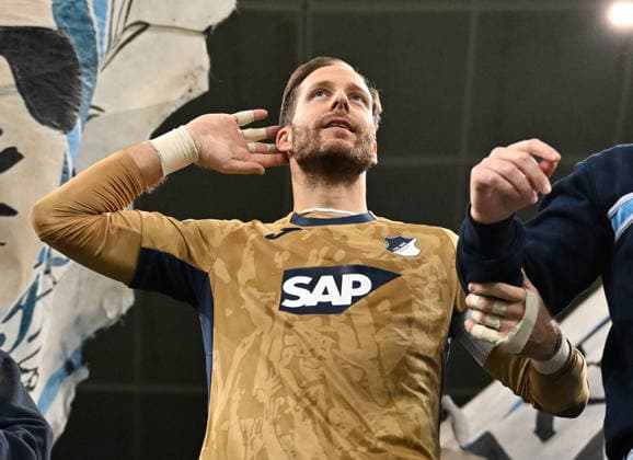 29 11 2025, xjhx, Soccer 1 Bundesliga, TSG 1899 Hoffenheim FC Augsburg v l Oliver Baumann 1899 Hoffenheim am fanblock DFL DFB REGULATIONS PROHIBIT ANY USE OF PHOTOGRAPHS as IMAGE SEQUENCES and or QUASI VIDEO Sinsheim