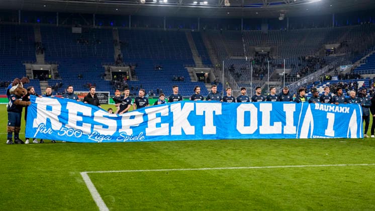TSG 1899 Hoffenheim players holding a banner for Oliver Baumann goalkeeper, Hoffenheim, 1, not in picture, inscription Respekt Olli für 500 Liga Spiele, 29 11 2025, Sinsheim Germany , Football, Bundesliga, TSG 1899 Hoffenheim FC Augsburg, DFB DFL REGULATIONS PROHIBIT ANY USE OF PHOTOGRAPHS AS IMAGE SEQUENCES AND OR QUASI VIDEO xozx