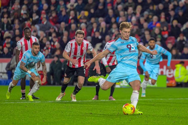 Zian Flemming (19 Burnley) scores the team s first goal to make score 1-1 from the penalty spot during the Premier League game between Brentford vs Burnley at Gtech Community Stadium in London , England . (Photo by Keeran Marquis Sports Press Photo SPP) Copyright: xKeeranxMarquis SPPx Sportspressphoto_SPR67095