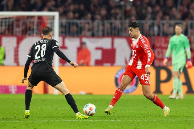 Soccer 1 Bundesliga 12 Matchday FC Bayern Munich FC St Pauli on 29 11 2025 at the Allianz Arena in Munich Mathias Pereira Lage St Pauli , left Aleksander Pavlovic Munich , right DFL regulations prohibit any use of photographs as image sequences and or quasi video xMSx