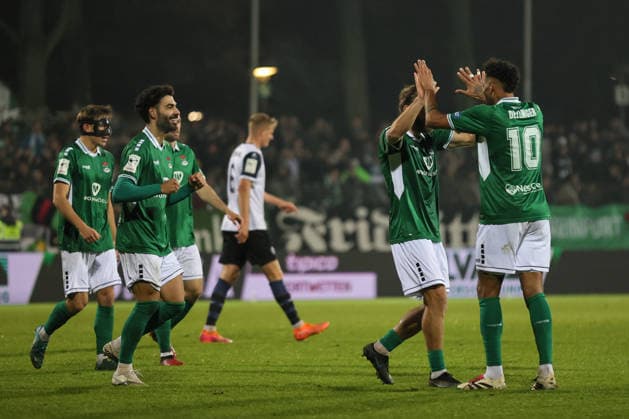 29 11 2025, Soccer, Men, 16 Matchday Third League Season 2025 2026 3 League FC Schweinfurt 05 SV Waldhof Mannheim From left Goalscorer Ekin Celebi FC Schweinfurt 05, 11 celebrates with Kristian Böhnlein FC Schweinfurt 05, 13 and Michael Dellinger FC Schweinfurt 05, 10 Schweinfurt Riedel Bau Arena in Sachs Stadio Bayern Unterfranken Germany