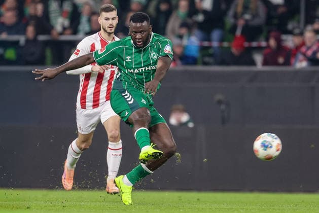 Victor Boniface SV Werder Bremen, 44 on goal, shooting on goal, on the ball, action, action scene,, THE DFL GUIDELINES PROHIBIT ANY USE OF PHOTOGRAPHS AS IMAGE SEQUENCES AND OR QUASI VIDEO DFL REGULATIONS PROHIBIT ANY USE OF PHOTOGRAPHS AS IMAGE SEQUENCES AND OR QUASI VIDEO , 29 11 2025, Bremen Germany , Football, Bundesliga, SV Werder Bremen 1 FC Köln xobx