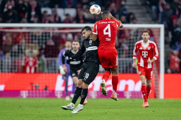 Header duel of Danel Sinani FC St Pauli, 10 with Jonathan Tah FC Bayern Muenchen, 4 GER, FC Bayern Muenchen vs FC St Pauli, Football, Bundesliga, Matchday 12, Season 2025 2026, 29 11 2025 DFL DFB REGULATIONS PROHIBIT ANY USE OF PHOTOGRAPHS as IMAGE SEQUENCES and or QUASI VIDEO GER, FC Bayern Muenchen vs FC St Pauli, Football, Bundesliga, Matchday 12, Season 2025 2026, 29 11 2025 Muenchen Copyright: xEibner-Pressefoto HeikexFeinerx EP_HFR