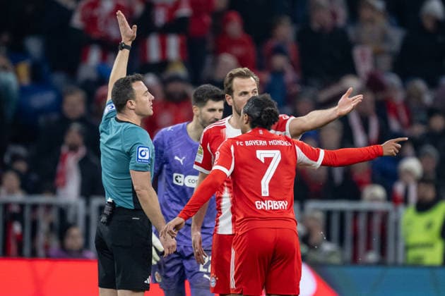 Discussions of Harry Kane FC Bayern Muenchen, 9 and Serge Gnabry FC Bayern Muenchen, 7 with Felix Zwayer referee to recognize the goal to 3 1 by Nicolas Jackson FC Bayern Muenchen, 11 not in picture GER, FC Bayern Muenchen vs FC St Pauli, Soccer, Bundesliga, Matchday 12, Season 2025 2026, 29 11 2025 DFL DFB REGULATIONS PROHIBIT ANY USE OF PHOTOGRAPHS as IMAGE SEQUENCES and or QUASI VIDEO GER, FC Bayern Muenchen vs FC St Pauli, Football, Bundesliga, Matchday 12, Season 2025 2026, 29 11 2025 Muenchen Copyright: xEibner-Pressefoto HeikexFeinerx EP_HFR