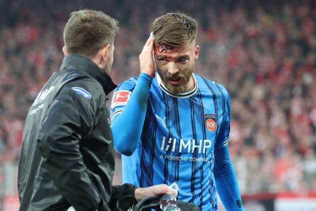 1 Soccer Bundesliga Union Berlin 1 FC Heidenheim injury, pain, foul, Julian Niehues 1 FC Heidenheim, 16 with head injury, bleeding, during the match in the 1 Soccer Bundesliga Union Berlin 1 FC Heidenheim in Berlin, Stadion An der alten Försterei , on 29 11 2025 DFB regulations prohibit any use of photographs as image sequences and or quasi video Copyright: xBEAUTIFULxSPORTS Frankex