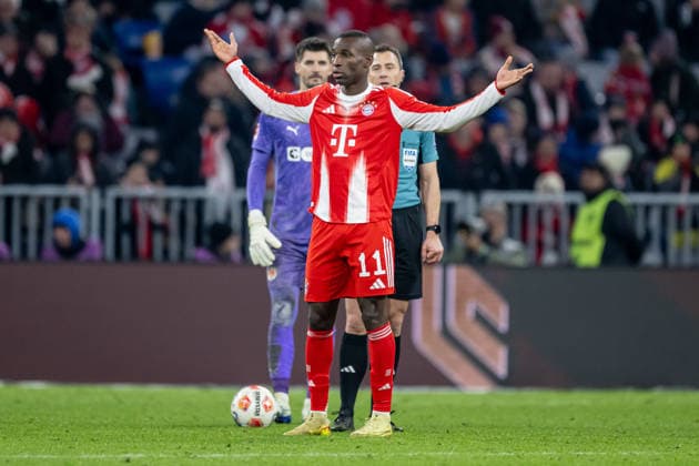 Nicolas Jackson FC Bayern Muenchen, 11 with questioning gesture why his goal for 3 1 should not be recognized GER, FC Bayern Muenchen vs FC St Pauli, Football, Bundesliga, Matchday 12, Season 2025 2026, 29 11 2025 DFL DFB REGULATES PROHIBIT ANY USE OF PHOTOGRAPHS as IMAGE SEQUENCES and or QUASI VIDEO GER, FC Bayern Muenchen vs FC St Pauli, Football, Bundesliga, Matchday 12, Season 2025 2026, 29 11 2025 Muenchen Copyright: xEibner-Pressefoto HeikexFeinerx EP_HFR
