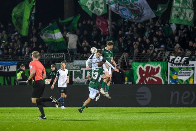 -1. FC 1905 Schweinfurt vs. SV Waldhof Mannheim, Sachs-Stadion Football, 3. Liga -1. FC 1905 Schweinfurt vs. SV Waldhof Mannheim 29 Nov 2025 Sachs-Stadion , Schweinfurt, Germany Image: Battle for ball possession in the midfield. DFL REGULATIONS PROHIBIT ANY USE OF PHOTOGRAPHS AS IMAGE SEQUENCES AND OR QUASI-VIDEO Schweinfurt Sachs-Stadion Bayern Germany Copyright: xPresseFotoxEvansx