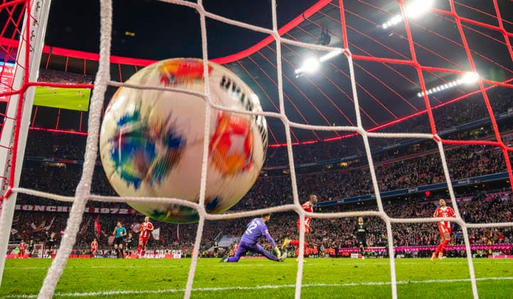 29 11 2025, Soccer Bundesliga 2025 2026, Matchday 12, FC Bayern Munich FC St Pauli, in the Allianz Arena Munich, Goalkeeper Nikola Vasilj FC St Pauli beaten, Nicolas Jackson in the middle, FC Bayern Munich has scored the goal to 3 1 DFL and DFB regulations prohibit any use of photographs as image sequences and or quasi video