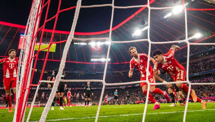 29 11 2025, Soccer Bundesliga 2025 2026, Matchday 12, FC Bayern Munich FC St Pauli, at the Allianz Arena Munich, After Luis Diaz re, FC Bayern Munichs goal for 2 1, FC Bayern Munich he turns away cheering with Harry Kane FC Bayern Munich DFL and DFB regulations prohibit any use of photographs as image sequences and or quasi video