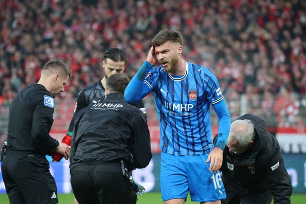 1 Soccer Bundesliga Union Berlin 1 FC Heidenheim injury, pain, foul, Julian Niehues 1 FC Heidenheim, 16 with head injury, bleeding, during the match in the 1 Soccer Bundesliga Union Berlin 1 FC Heidenheim in Berlin, Stadion An der alten Försterei , on 29 11 2025 DFB regulations prohibit any use of photographs as image sequences and or quasi video Copyright: xBEAUTIFULxSPORTS Frankex