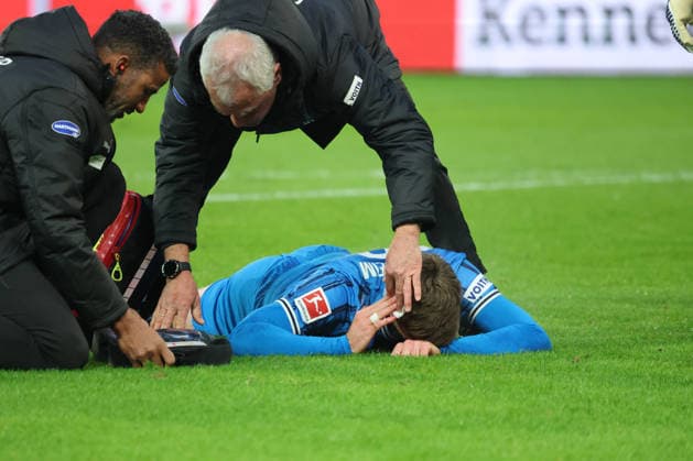 1 Soccer Bundesliga Union Berlin 1 FC Heidenheim Julian Niehues 1 FC Heidenheim, 16 injured on the ground, being treated, bleeding, injury, pain, foul during the match in the 1 Soccer Bundesliga Union Berlin 1 FC Heidenheim in Berlin, Stadion An der alten Försterei , on 29 11 2025 DFB regulations prohibit any use of photographs as image sequences and or quasi video Copyright: xBEAUTIFULxSPORTS Frankex