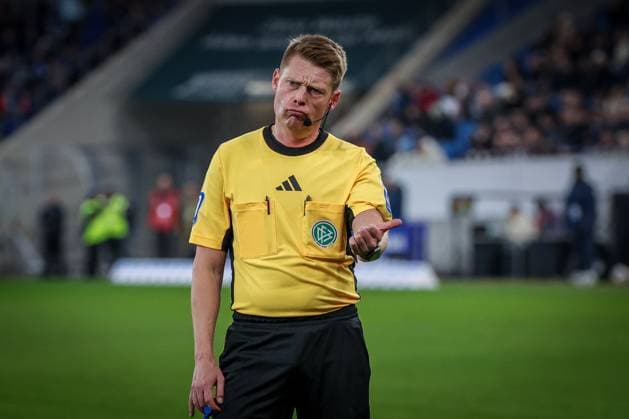 Referee Referee Christian Dingert gesticulates, TSG Hoffenheim vs FC Augsburg, Football, Bundesliga, DFL, Season 2025 2026, First round, Matchday 12, 29 11 2025 DFB regulations prohibit any use of photographs as image sequences and or quasi video Sinsheim Baden Wuerttemberg Germany Copyright: xkolbert-press MartinxAgüerax