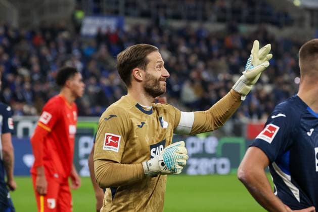 Oliver Baumann 1 TSG 1899 Hoffenheim gesticulates, TSG Hoffenheim vs FC Augsburg, Football, Bundesliga, DFL, Season 2025 2026, Hinrunde, 12 Matchday, 29 11 2025 DFB regulations prohibit any use of photographs as image sequences and or quasi video Sinsheim Baden Wuerttemberg Germany Copyright: xkolbert-press MartinxAgüerax