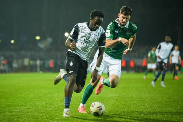 Soccer 3 Liga, Final Match 1, 1 FC Schweinfurt 05 SV Waldhof Mannheim on 29 11 2025 in Schweinfurt Sachs Stadion , Germany, Season 2025 2026 DFB DFL REGULATIONS PROHIBIT ANY USE OF PHOTOGRAPHS as IMAGE SEQUENCES and or QUASI VIDEO Kennedy Okpala 32, SVWM in duel with Lucas Zeller 6, S05 Schweinfurt Sachs Stadion Germany Copyright: xChristophxKinzingerx