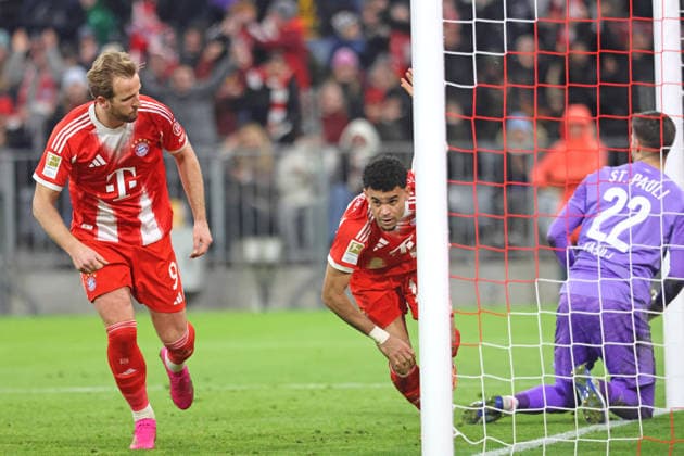 f l 9 Harry Kane, 14 Luis Diaz FCB celebrate the goal for 2 1 22 Nikola Vasilj Pauli on the ground Soccer 1 BL FC Bayern München FC St Pauli 29 11 2025 Allianz Arena PHOTO Mladen Lackovic LakoPress
