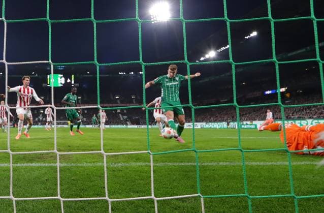 GER, 1 FBL SV Werder Bremen vs 1 FC Koeln 29 11 2025, wohninvest Weserstadion, Bremen, GER, 1 FBL SV Werder Bremen vs 1 FC Koeln in the picture picture shows No goal offside, Keke Topp SV Werder Bremen 09 shoots the ball into our goal from goalkeeper Marvin Schwäbe Marvin Schwaebe 1 FC Koeln 01 captured with the Hintertor Remote camera nordphotoxGmbHx xTauchnitz nph00059