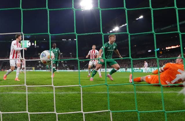GER, 1 FBL SV Werder Bremen vs 1 FC Koeln 29 11 2025, wohninvest Weserstadion, Bremen, GER, 1 FBL SV Werder Bremen vs 1 FC Koeln in the picture picture shows No goal offside, Keke Topp SV Werder Bremen 09 shoots the ball into our goal from goalkeeper Marvin Schwäbe Marvin Schwaebe 1 FC Koeln 01 captured with the Hintertor Remote camera nordphotoxGmbHx xTauchnitz nph00059