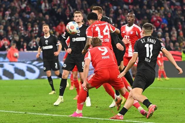 Goal Luis DIAZ Bayern Muenchen to 2 1, Akton,header,re Harry KANE Bayern Muenchen , Arkadiusz PYRKA St Pauli ,penalty area scene Soccer 1 Bundesliga season 2025 2026, 12 Matchday, Matchday12 FC Bayern Muenchen FC St Pauli 3 1 on 29 11 2025 , A L L I A N Z A R E N A