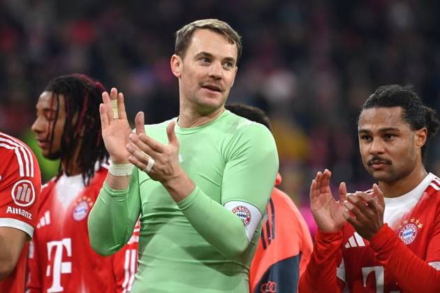 Final cheer Manuel NEUER Goalkeeper Bayern Muenchen , re Serge GNABRY FC Bayern Muenchen Football 1 Bundesliga Season 2025 2026, 12 Matchday, Matchday12 FC Bayern Muenchen FC St Pauli 3 1 on 29 11 2025 , A L L I A N Z A R E N A