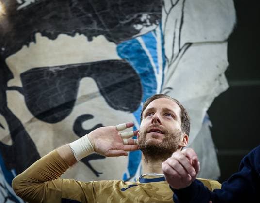 Oliver Baumann 1 TSG 1899 Hoffenheim with the fans, Final cheer, TSG Hoffenheim vs FC Augsburg, Football, Bundesliga, DFL, Season 2025 2026, First half, Matchday 12, 29 11 2025 DFB regulations prohibit any use of photographs as image sequences and or quasi video Sinsheim Baden Wuerttemberg Germany Copyright: xkolbert-press MartinxAgüerax