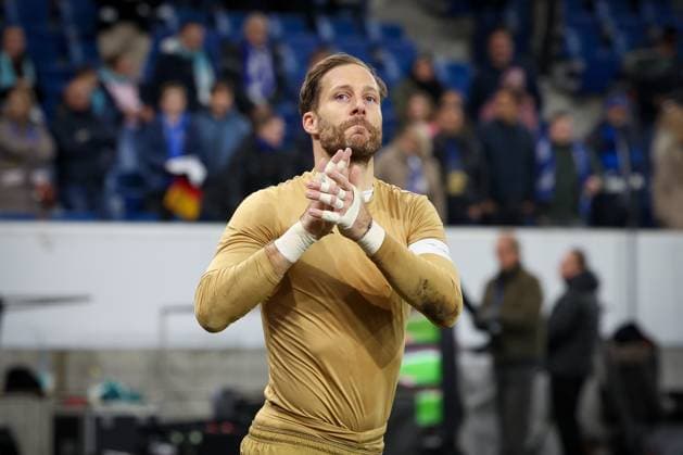 Oliver Baumann 1 TSG 1899 Hoffenheim is celebrated by the fans after the match, TSG Hoffenheim vs FC Augsburg, Football, Bundesliga, DFL, Saison 2025 2026, Hinrunde, 12 Spieltag, 29 11 2025 DFB regulations prohibit any use of photographs as image sequences and or quasi video Sinsheim Baden Wuerttemberg Germany Copyright: xkolbert-press MartinxAgüerax